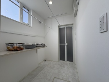 ランドリールーム

使わない時は端っこに寄せてコンパクトに使える、スライド式物干しを設置。