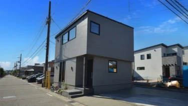 トレンドカラーで仕上げた、開放感あふれる吹抜けリビングの家（新潟市西区ときめき西）