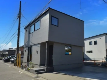 トレンドカラーで仕上げた、開放感あふれる吹抜けリビングの家（新潟市西区ときめき西）