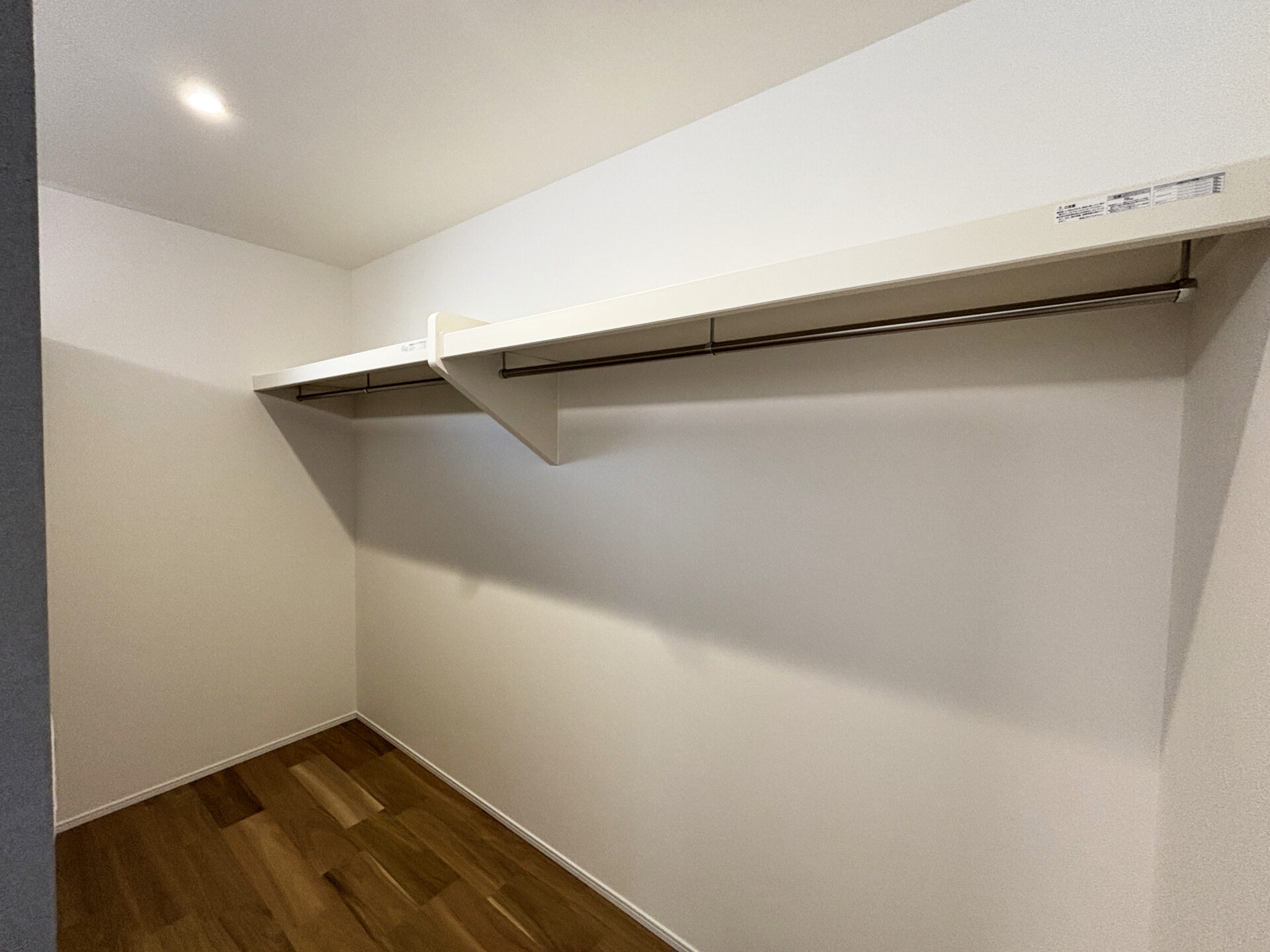 寝室の中にあるウォークインクローゼット