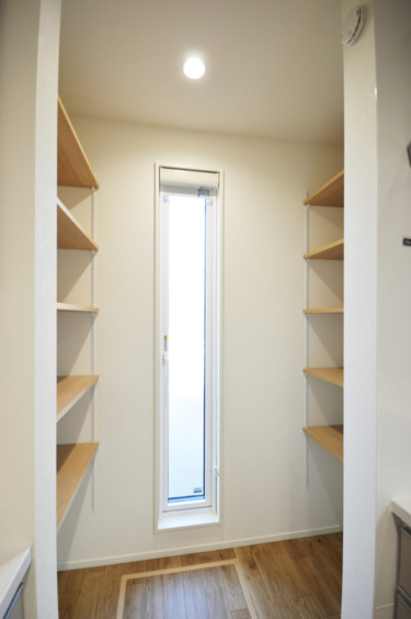 たっぷりと収納できる
ウォークスルーパントリー