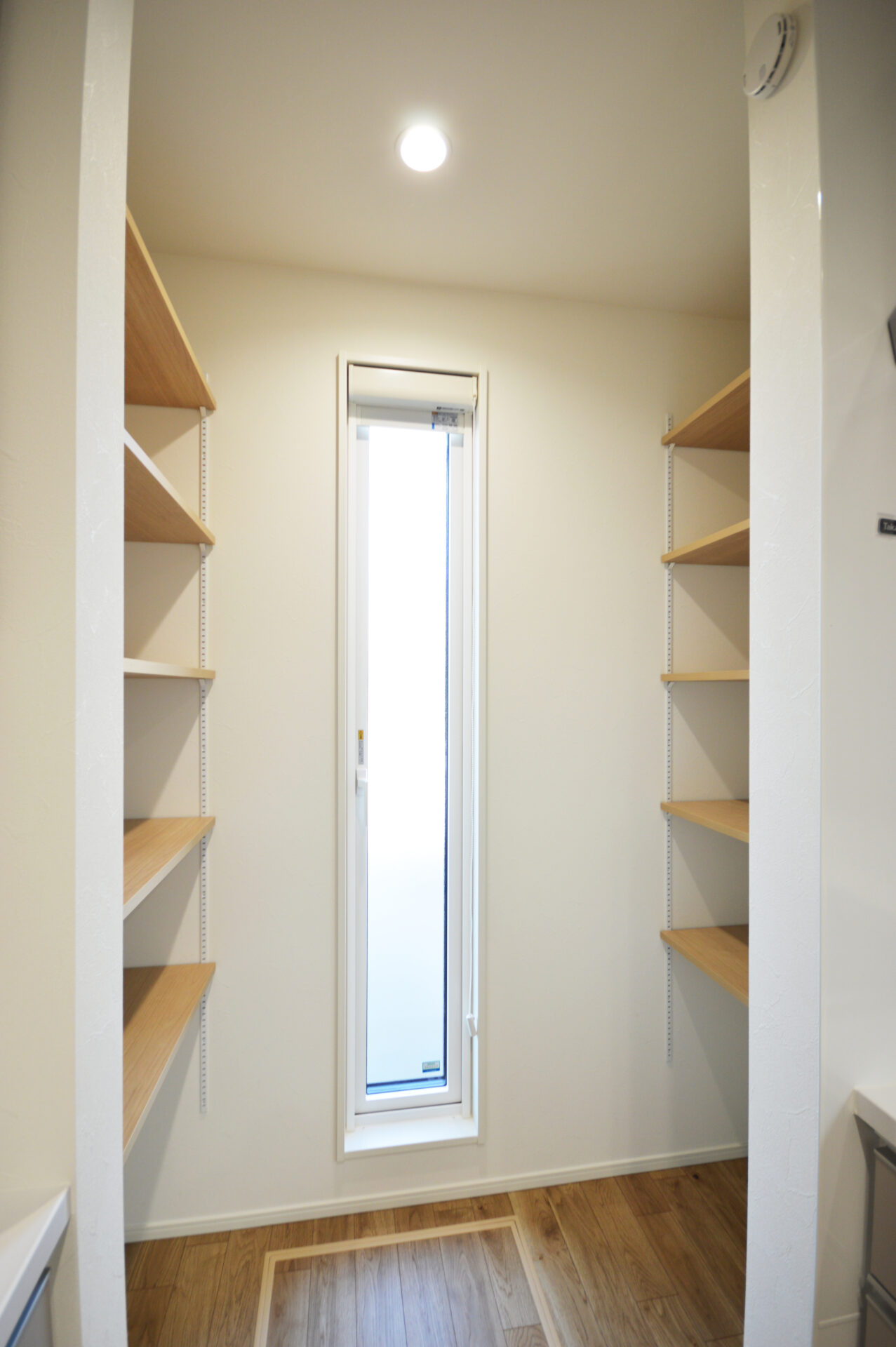 たっぷりと収納できる
ウォークスルーパントリー