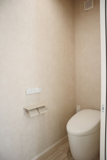 １階トイレ
（タンクレスタイプ）