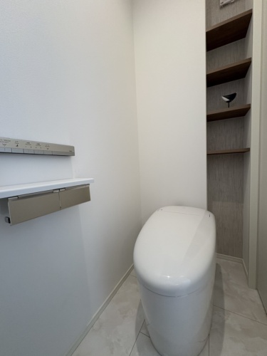 １階トイレ（タンクレスタイプ）