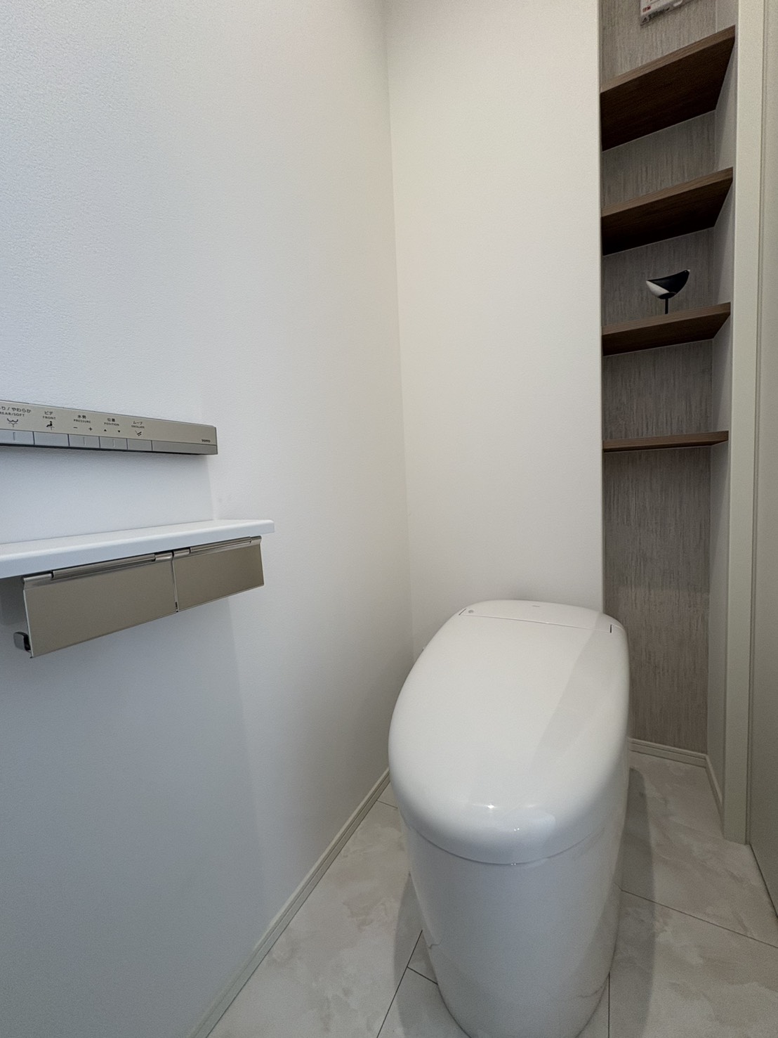 １階トイレ（タンクレスタイプ）