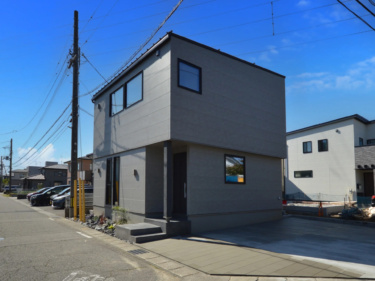 トレンドカラーで仕上げた、開放感あふれる吹抜けリビングの家（新潟市西区ときめき西）