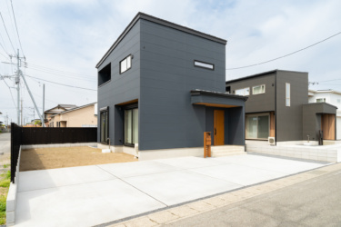 ■外観（南東側）
南側の広い庭にＬＤＫの大開口サッシを配置し、屋内・屋外を問わず家族の時間をのびのび楽しめます。