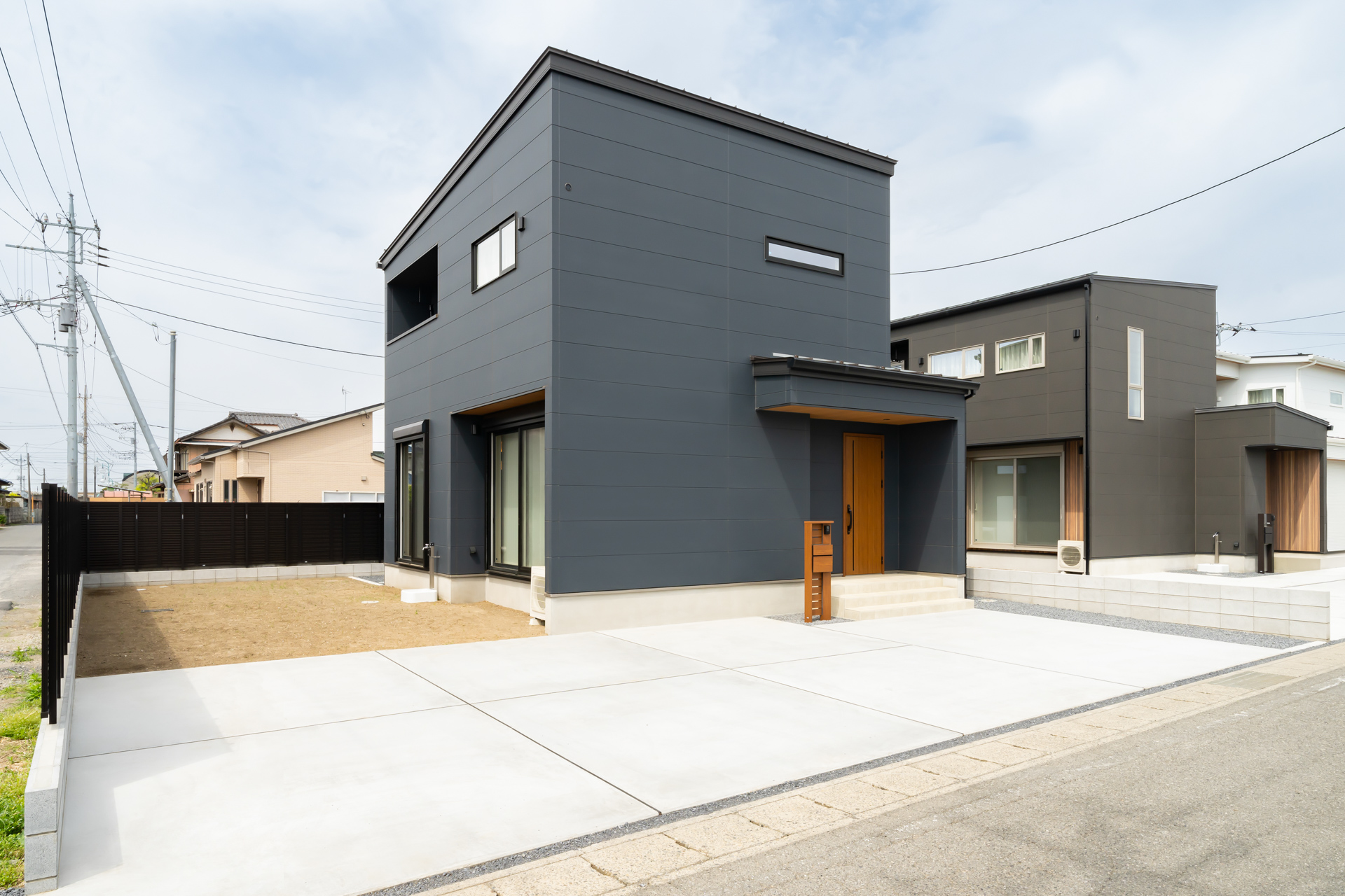 ■外観（南東側）
南側の広い庭にＬＤＫの大開口サッシを配置し、屋内・屋外を問わず家族の時間をのびのび楽しめます。