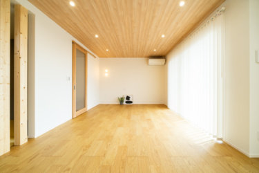 ■リビング
２．５ｍの天井高とハイドアの建具が広がりを感じさせてくれるリビング。