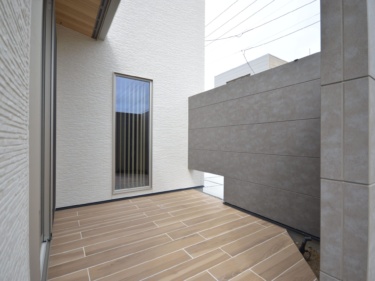 リビングとフラットに繋がるプライベートテラスは陽当たり◎