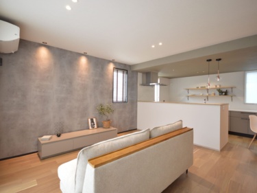 スタイリッシュな間接照明と折下げ天井が上質な空間を演出