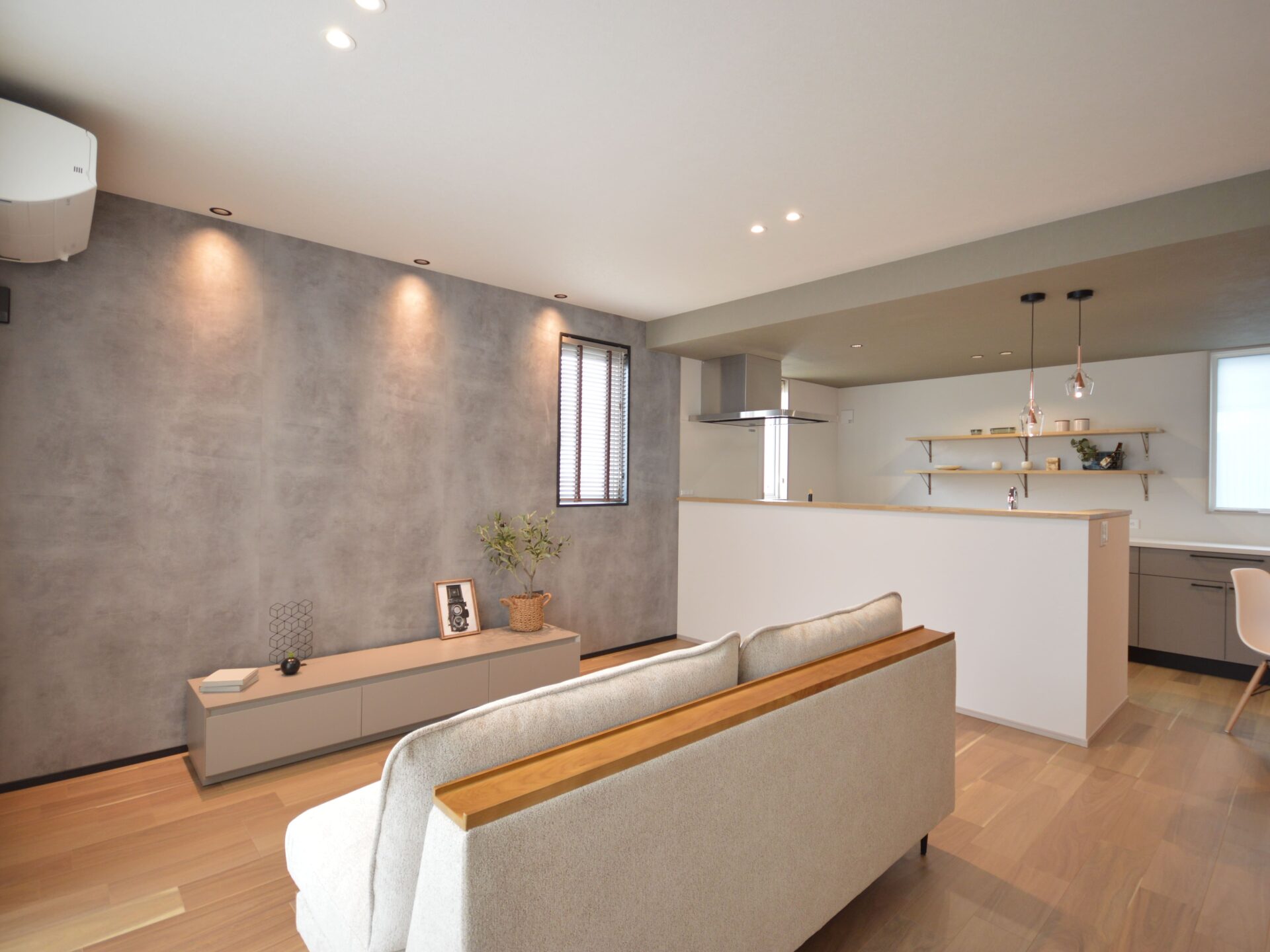 スタイリッシュな間接照明と折下げ天井が上質な空間を演出