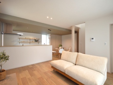 木目調の床と白を基調とした開放感あふれるＬＤＫ