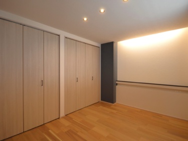 二つに分けたクローゼットがある主寝室