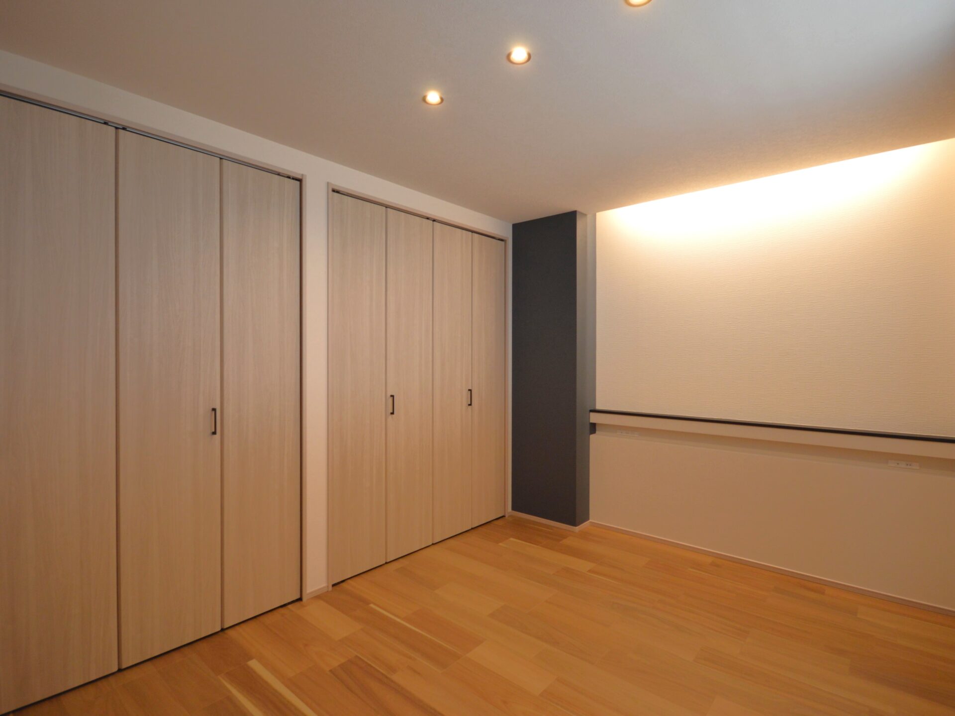 二つに分けたクローゼットがある主寝室