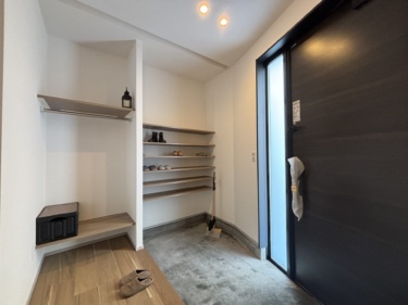 玄関（東側・収納部分）