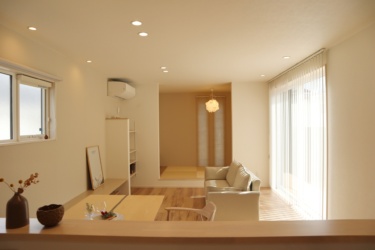 キッチンから見たリビング・小上がり