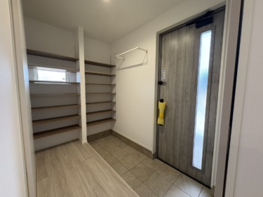 玄関

オープンタイプで使い勝手の良いシューズクローク