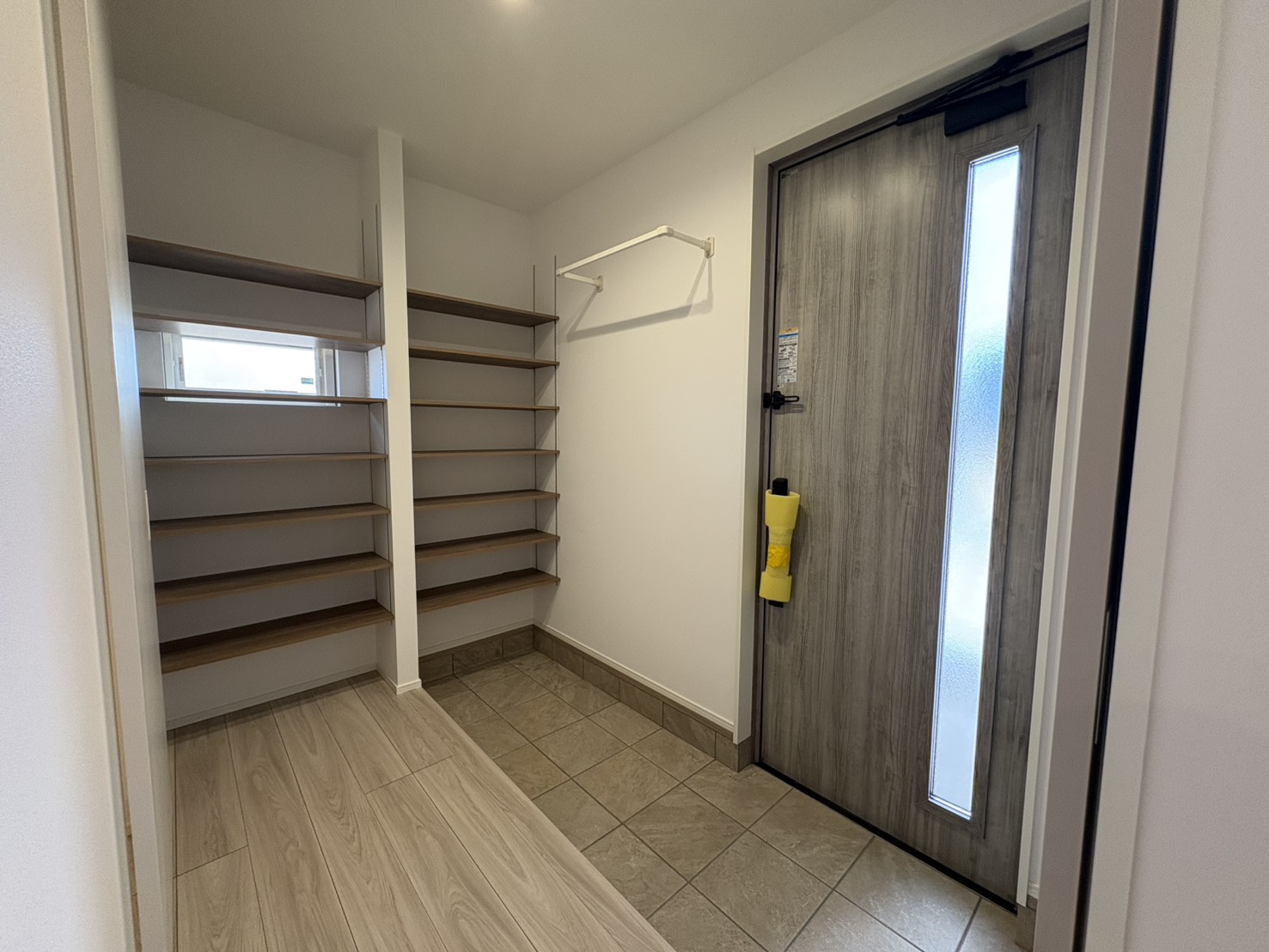 玄関

オープンタイプで使い勝手の良いシューズクローク