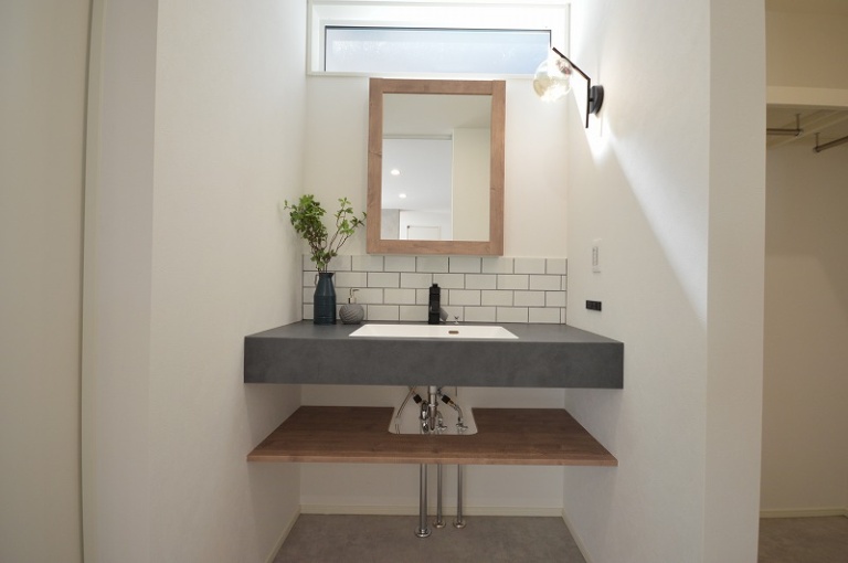 グレー×木目の上質な造作洗面台