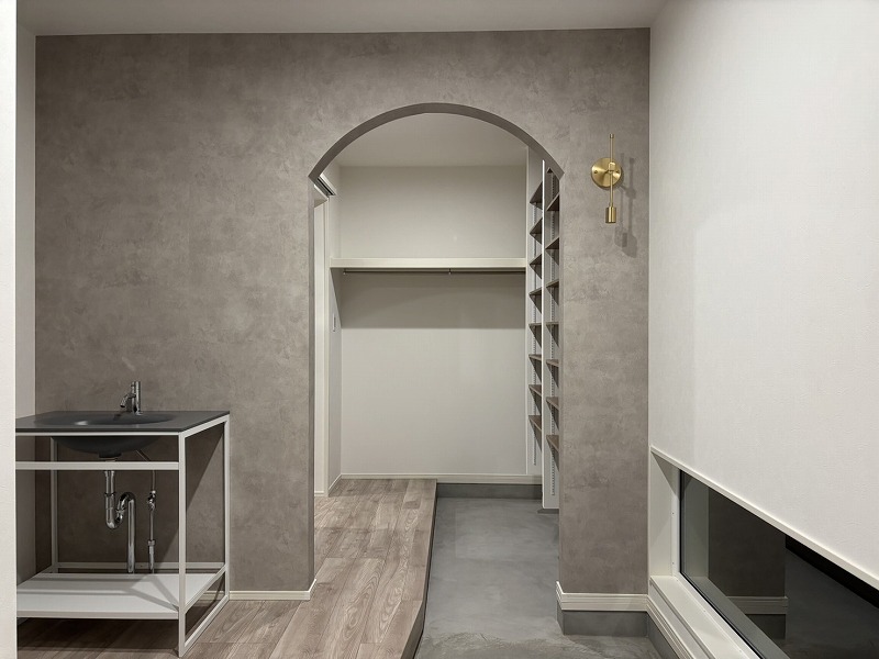 アーチ開口が優美な玄関空間