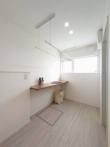 ■脱衣室
室内用物干しスペース付き。
天候に左右されないのでお好きなタイミングでお洗濯ＯＫ