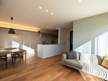 キッチンから全体を見渡せるオープンな配置のＬＤＫ