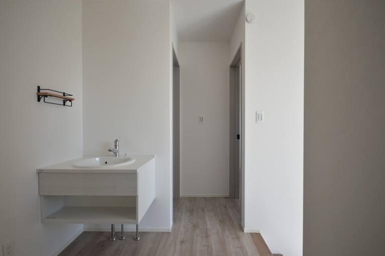 シンプルで機能的な2階ホール