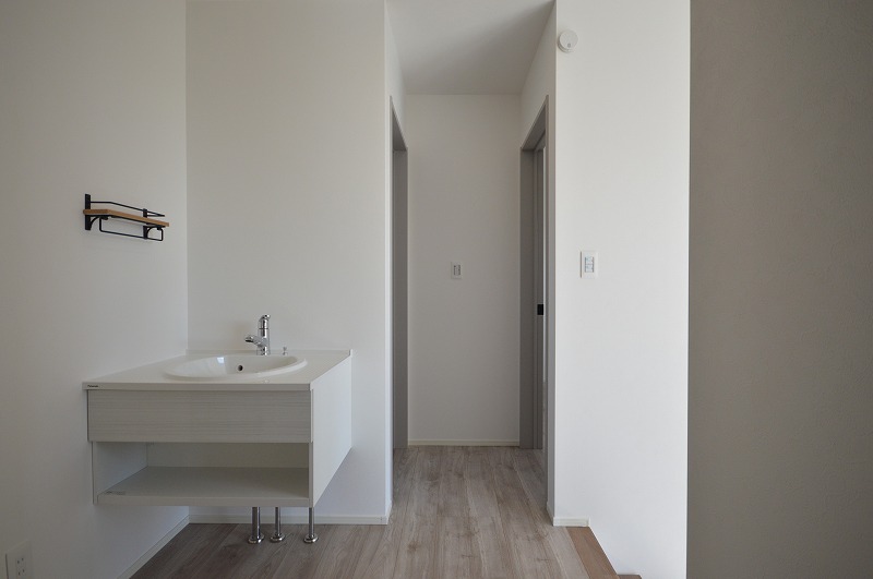 シンプルで機能的な2階ホール