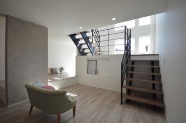 【179】スキップフロアから陽が射すお家