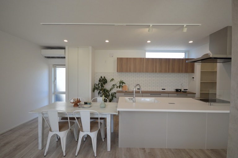 白とウッドの洗練されたキッチン空間