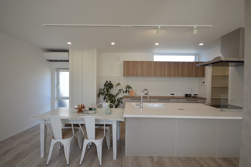 白とウッドの洗練されたキッチン空間