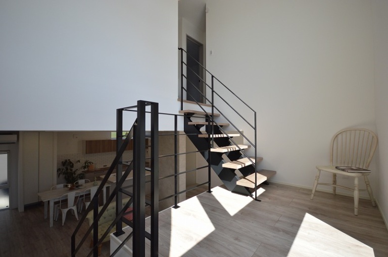 光と風を繋ぐスケルトン階段