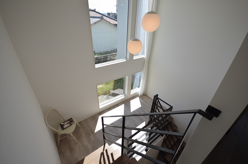 吹抜から降り注ぐ自然光