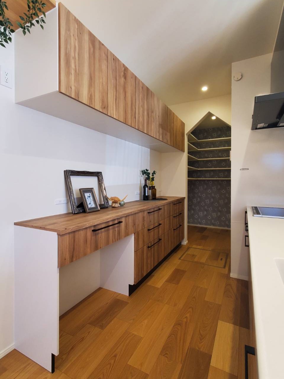 玄関から直結の大型パントリーで帰宅後の食品の整理も楽々！