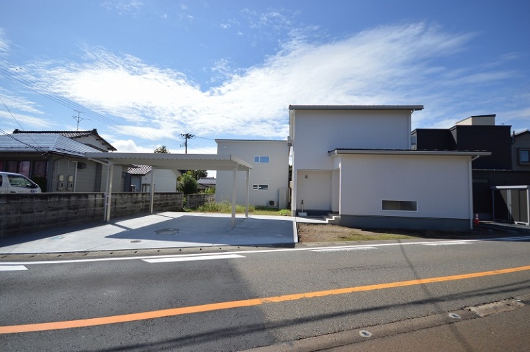 街並みに溶け込むシンプルな外観