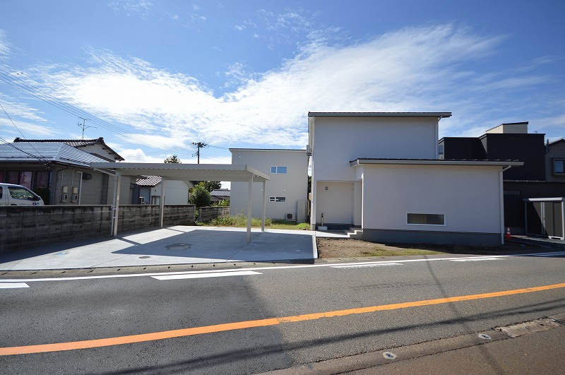 街並みに溶け込むシンプルな外観