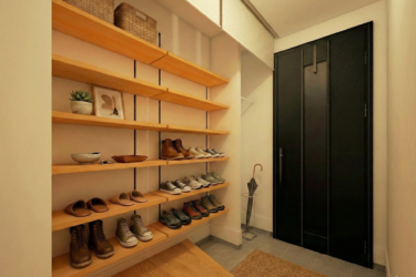 玄関はたくさん靴が置ける棚を設置。コート掛けや傘を置く空間を準備し、来客時はロールスクリーンで隠せる。