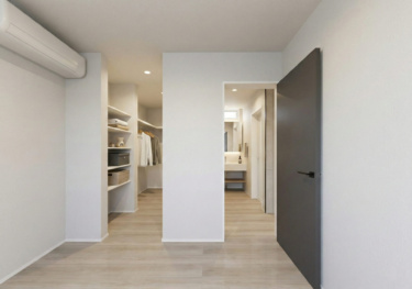 【内観イメージ（１Ｆ寝室・ＷＩＣ）】
＿寝室内にあるウォークインクローゼットはたっぷり２．７帖分。
５枚の棚板は、お好きな高さに調整できます。