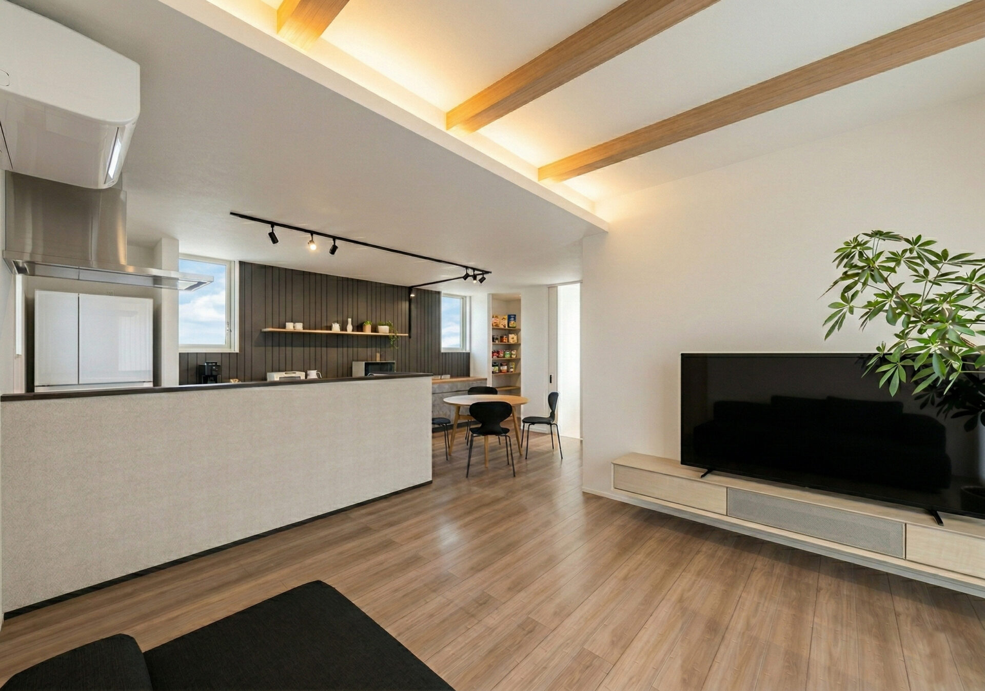 【内観イメージ（２Ｆ・ＬＤＫ）】
＿視線が抜ける心地よさと、外からの視線を気にせずくつろげる安心感。
その両方を叶えた、２階LDKの住まい。

※掲載のCGパースは完成イメージのため、実際の仕様・色味等とは異なる場合があります。