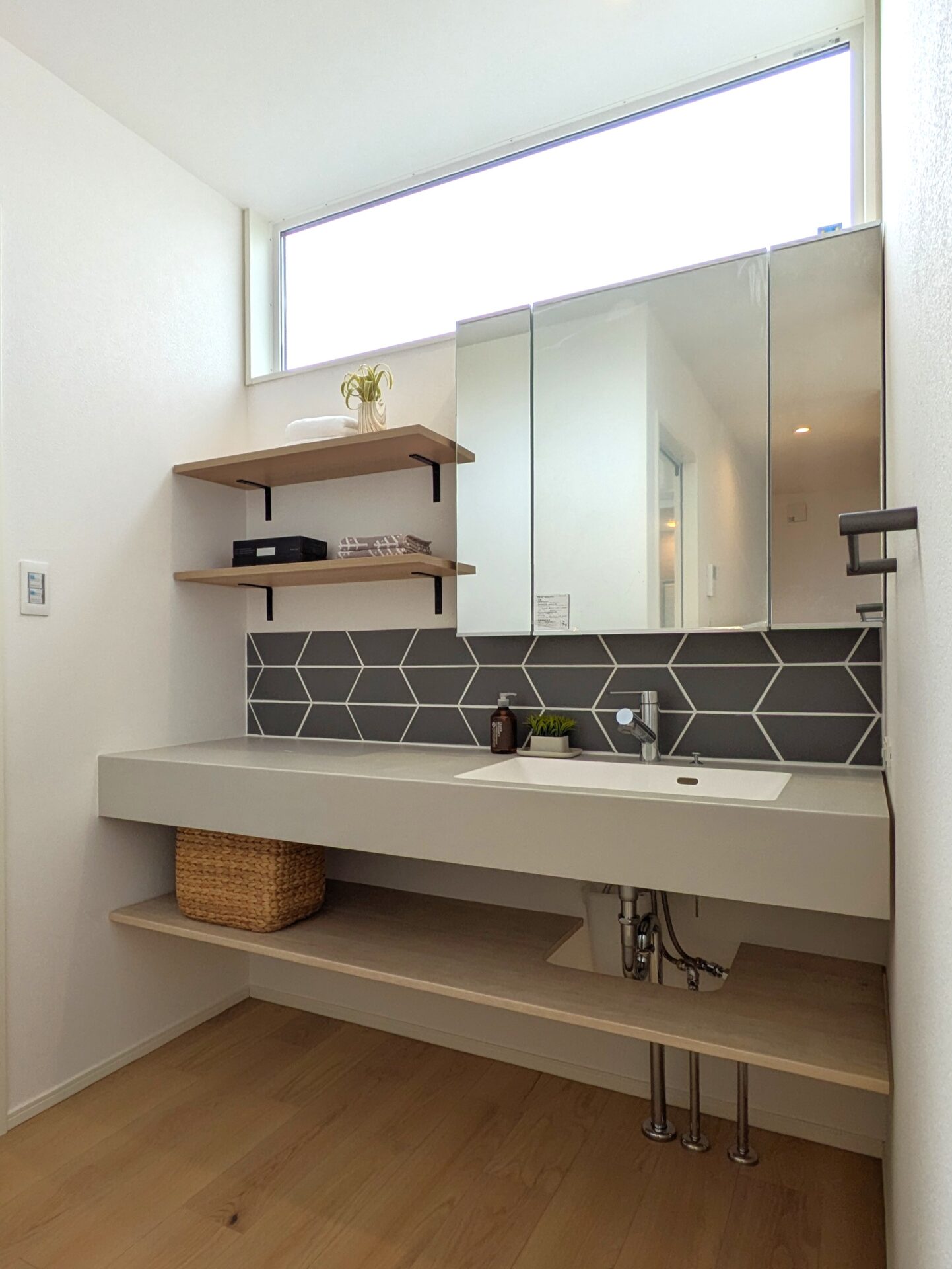 Bコース:造作洗面台(一部壁面タイル仕上げ込み)