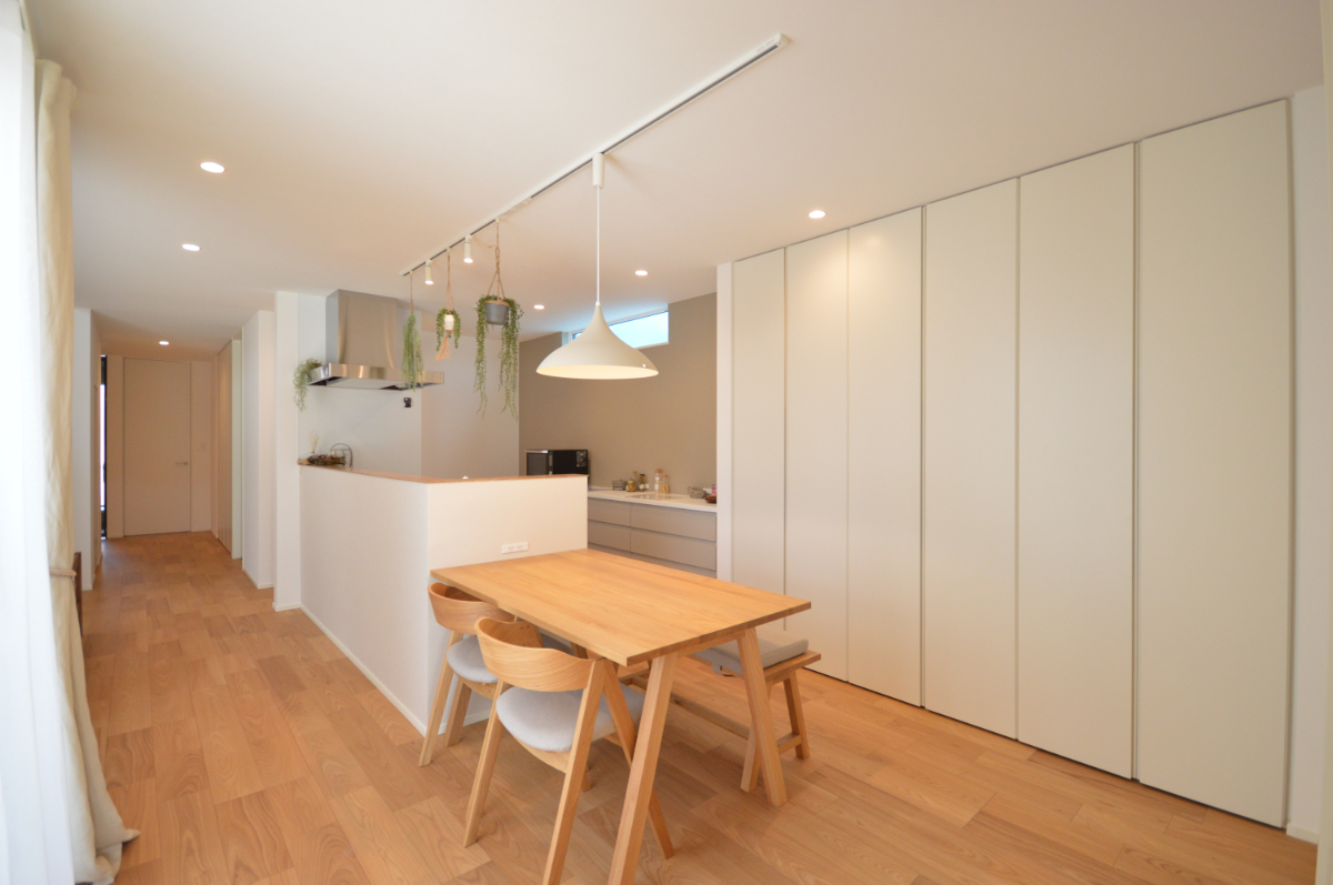 ダイニング・キッチン
＿ホワイトでまとめた、清潔感のあるキッチン