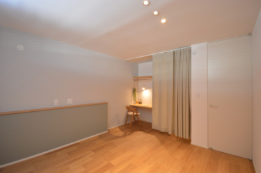 寝室
＿寝室の収納はカーテンでサッと隠せる仕様に。デスクスペース付でリモートワークにも対応。