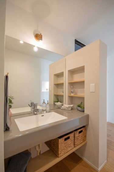 洗面スペース
＿空間にフィットする、こだわりの造作洗面台。ニッチ収納を備え、既製品にはない美しさを演出しています。