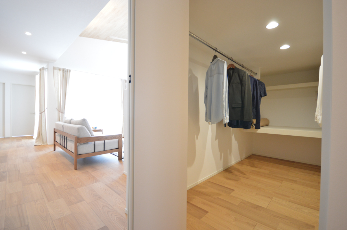 みんなのファミリークローゼット
＿たっぷり３．５帖分。家族みんなでシェアできる、使いやすい収納スペースです。
