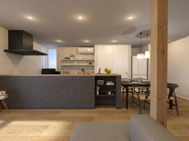 お気に入りの小物を並べられる、便利なオープンシェルフ付きのキッチン。