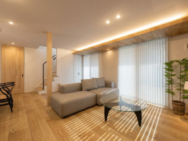 リビング南側は木目調の「折り下げ天井」＋「間接照明」が空間のアクセントに。