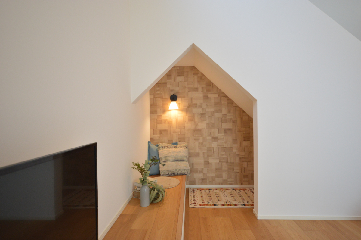 階段下のヌック
＿誰かの”特等席”になる階段下ヌック