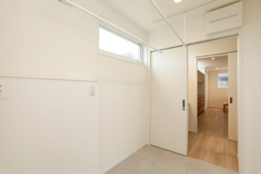 室内物干しを備えた広々としたサンルーム仕様で、天候や時間を気にせずお洗濯がスムーズに捗ります