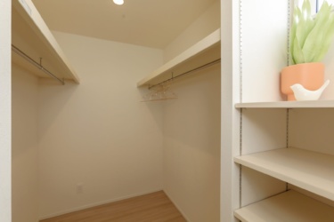 家族全員の衣類や小物を一箇所に集約でき、各部屋へ片付けに行く手間を省ける時短動線
